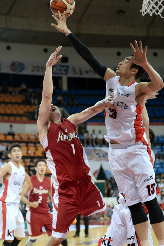 김현민은 23일 잠실학생체육관에서 열린 SK나이츠와의 경기에서 40득점 16리바운드 5블록슛으로 골밑을 지배했다. 사진=KBL 제공